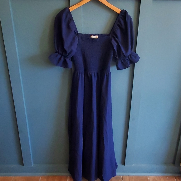 Altar'd State blakesley puff sleeve smocked midi dress in navy - Picture 5 of 9
